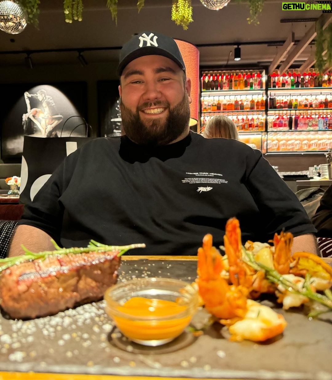 Max Herzberg Instagram - Köstliche Speisen in ausgezeichnetem Ambiente nahmen wir heute im @chicagosteakhouseberlin zu uns. Direkt am Ku’damm hat man nach dem Shopping feinstes Fleisch in vielerlei Form. Gerne wieder! #ad #werbung #freachly #berlinfoodie #berlinrestaurant #chicagosteakhouseberlin #steakhouse #steaknight Kurfürstendamm, Berlin.
