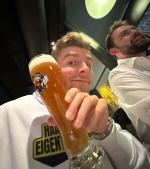 Max Herzberg Instagram - An diesem wunderschönen verschneiten Tag in München zog es uns mal wieder ins @abaccos_muenchen und es gab feinstes Fleisch als Begleitung zum schmackhaften Bier. 
Der umwerfend aussehende und sehr sympathische Kellner wird mir ewig in Erinnerung bleiben und mitverantwortlich sein für weitere Besuche! 

#abaccossteakhouse #daswahrscheinlichbestesteakderwelt #muenchen #munichrestaurant #steaklover #werbung #ad