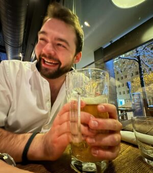 Max Herzberg Instagram - An diesem wunderschönen verschneiten Tag in München zog es uns mal wieder ins @abaccos_muenchen und es gab feinstes Fleisch als Begleitung zum schmackhaften Bier. 
Der umwerfend aussehende und sehr sympathische Kellner wird mir ewig in Erinnerung bleiben und mitverantwortlich sein für weitere Besuche! 

#abaccossteakhouse #daswahrscheinlichbestesteakderwelt #muenchen #munichrestaurant #steaklover #werbung #ad