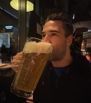 Max Herzberg Instagram - An diesem wunderschönen verschneiten Tag in München zog es uns mal wieder ins @abaccos_muenchen und es gab feinstes Fleisch als Begleitung zum schmackhaften Bier. 
Der umwerfend aussehende und sehr sympathische Kellner wird mir ewig in Erinnerung bleiben und mitverantwortlich sein für weitere Besuche! 

#abaccossteakhouse #daswahrscheinlichbestesteakderwelt #muenchen #munichrestaurant #steaklover #werbung #ad
