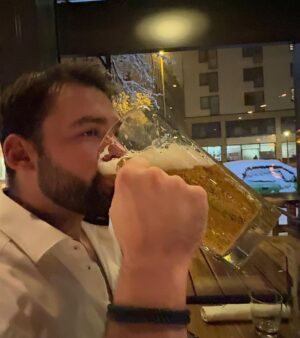 Max Herzberg Instagram - An diesem wunderschönen verschneiten Tag in München zog es uns mal wieder ins @abaccos_muenchen und es gab feinstes Fleisch als Begleitung zum schmackhaften Bier. 
Der umwerfend aussehende und sehr sympathische Kellner wird mir ewig in Erinnerung bleiben und mitverantwortlich sein für weitere Besuche! 

#abaccossteakhouse #daswahrscheinlichbestesteakderwelt #muenchen #munichrestaurant #steaklover #werbung #ad