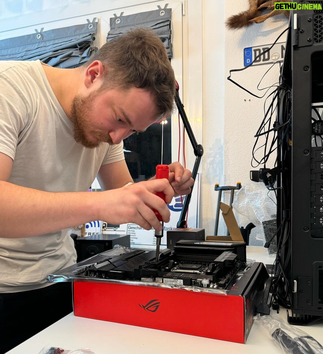 Max Herzberg Instagram - PC Bauer @der_saaaargeent bei der Arbeit, Video kommt wenn der Controller für die Lüfter da ist und mein ehemaliger PC bei dem Herren steht #pc #computer #bitte #mehr #tipps #und #ratschläge #von #experten #benchmarkerick #sibb #republic #of #germans #call #of #aids #leider #not #sponsored Dresden, Germany