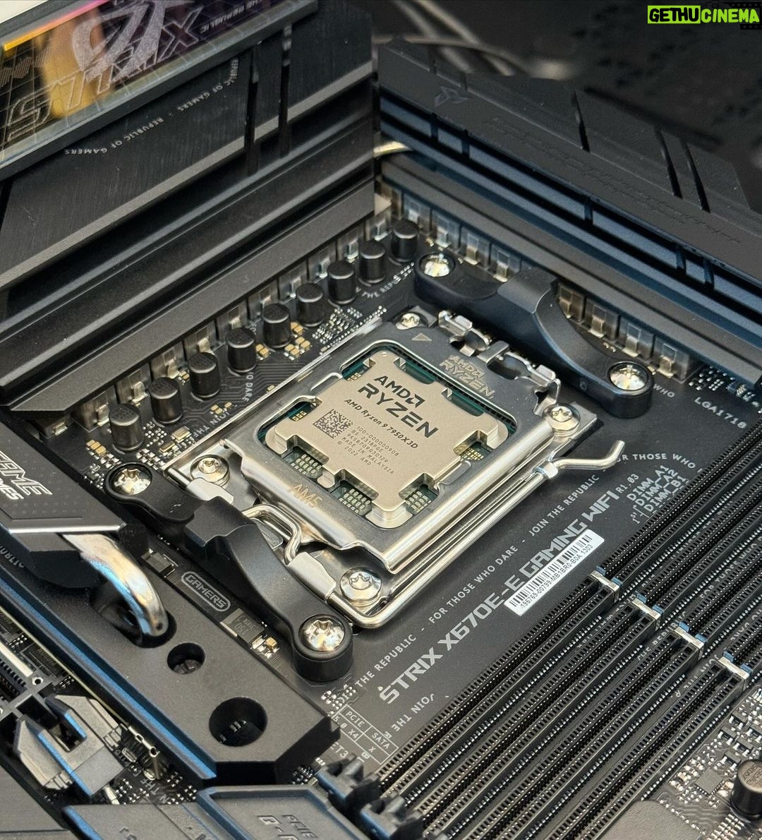 Max Herzberg Instagram - PC Bauer @der_saaaargeent bei der Arbeit, Video kommt wenn der Controller für die Lüfter da ist und mein ehemaliger PC bei dem Herren steht #pc #computer #bitte #mehr #tipps #und #ratschläge #von #experten #benchmarkerick #sibb #republic #of #germans #call #of #aids #leider #not #sponsored Dresden, Germany
