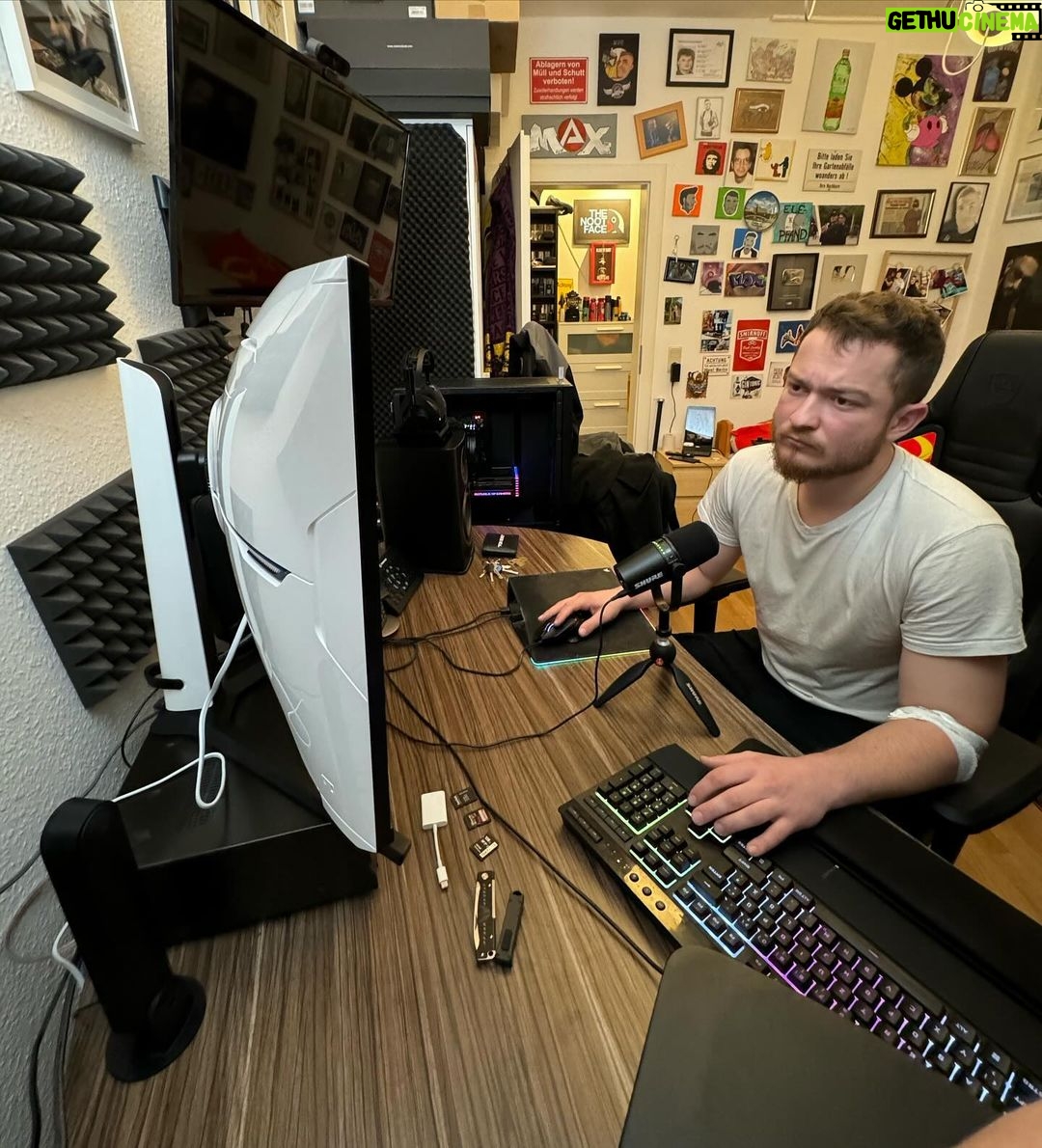 Max Herzberg Instagram - PC Bauer @der_saaaargeent bei der Arbeit, Video kommt wenn der Controller für die Lüfter da ist und mein ehemaliger PC bei dem Herren steht #pc #computer #bitte #mehr #tipps #und #ratschläge #von #experten #benchmarkerick #sibb #republic #of #germans #call #of #aids #leider #not #sponsored Dresden, Germany