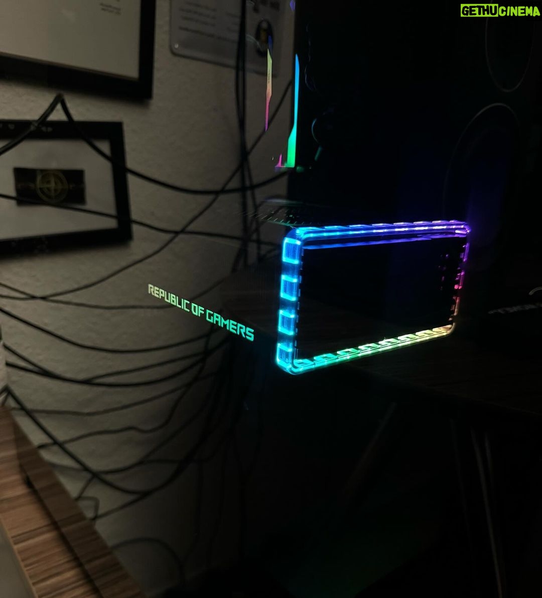 Max Herzberg Instagram - PC Bauer @der_saaaargeent bei der Arbeit, Video kommt wenn der Controller für die Lüfter da ist und mein ehemaliger PC bei dem Herren steht #pc #computer #bitte #mehr #tipps #und #ratschläge #von #experten #benchmarkerick #sibb #republic #of #germans #call #of #aids #leider #not #sponsored Dresden, Germany
