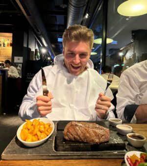 Max Herzberg Instagram - An diesem wunderschönen verschneiten Tag in München zog es uns mal wieder ins @abaccos_muenchen und es gab feinstes Fleisch als Begleitung zum schmackhaften Bier. 
Der umwerfend aussehende und sehr sympathische Kellner wird mir ewig in Erinnerung bleiben und mitverantwortlich sein für weitere Besuche! 

#abaccossteakhouse #daswahrscheinlichbestesteakderwelt #muenchen #munichrestaurant #steaklover #werbung #ad