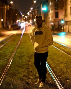 Max Herzberg Instagram - Sag ma schmeckts dir ni?🍻
Haaaaaben wir heute schonmal? 🍻

Jetzt dauerhaft im Merch Shop 😁

#werbung #ad