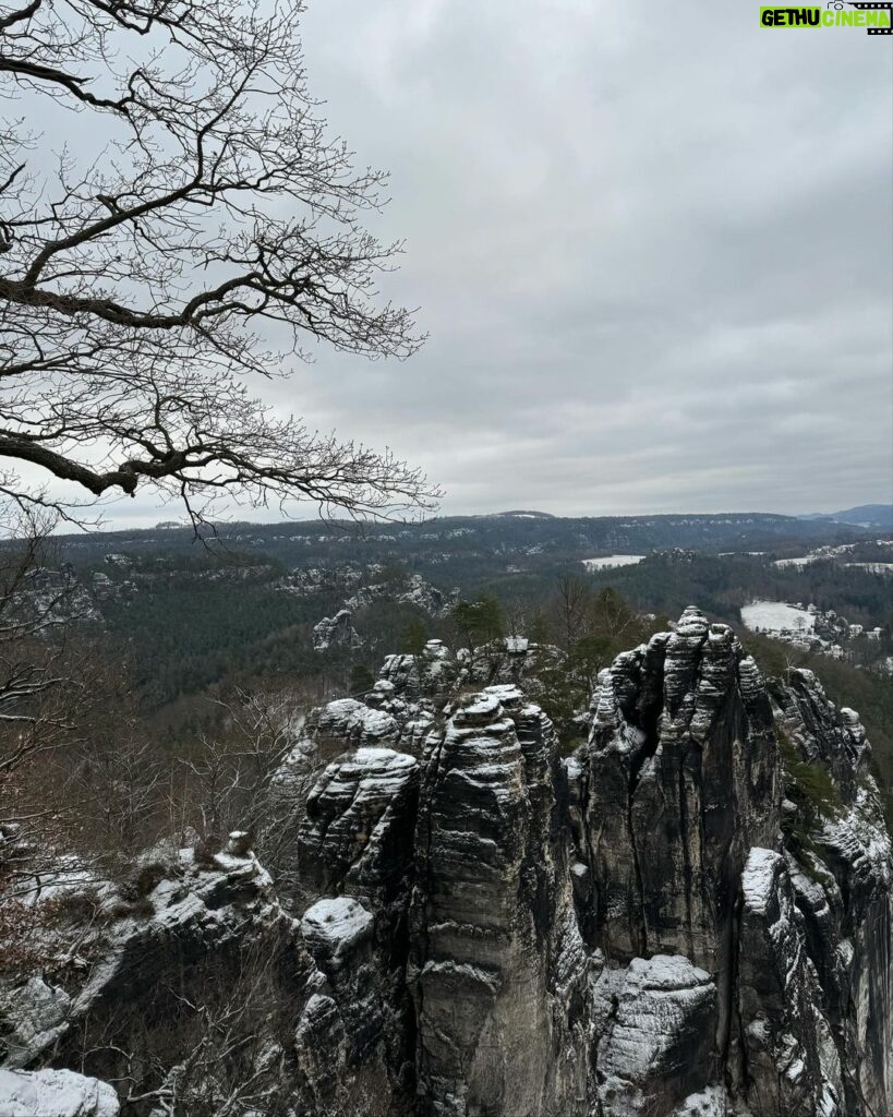 Max Herzberg Instagram - #heimat #natur #sächsischeschweiz #handkäsemitmusik #winter #sachsen