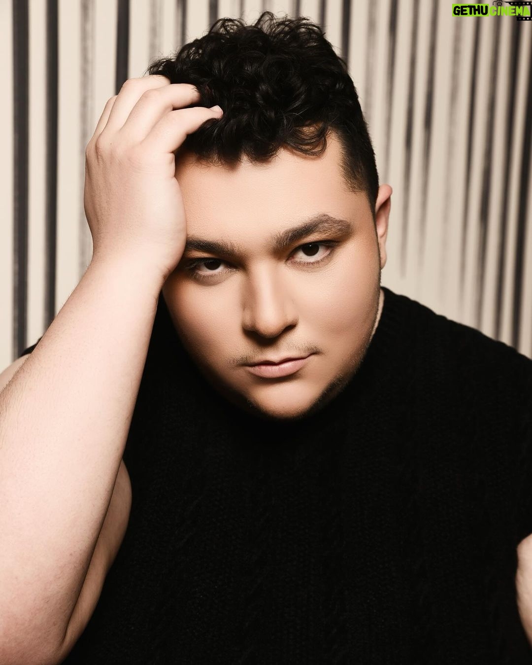 Max Talisman Instagram - Lemon, it’s Wednesday ✨ Photo by @tommy_flanagan Styling by @styledbyambika Makeup by @tristonarmond @beatbytriston Haircut by @hairbyrmz @southpawlosangeles Studio @stuspacela Hollywood, California