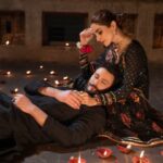 Maya Ali Instagram – After life’s tempests, love persisted like an unwavering melody. At the world’s edge, under the timeless moon, their tested and refined love proved enduring. In the evolving narrative of their lives, the tale of Ik Mulaqat unfolded, not flawlessly, but as a testament to enduring love. In silent spaces, hearts spoke without words, and the amber glow whispered of a love beyond time. Walking into the future, destiny observed, their cosmic story continuing—a tribute to unspoken sentiments and the beauty in the journey itself.

𝑪𝑯𝑨𝑵𝑫𝑵𝑰 𝑹𝑨𝑨𝑻

@official_mayaali graces the night in 𝑪𝒉𝒂𝒏𝒅𝒏𝒊 𝑹𝒂𝒂𝒕, a symphony of tradition and modernity. The Korean cotton net shirt, adorned with impeccable appliques and intricate embroidery, is a testament to artistry and heritage. The organza dupatta, embellished with hand block and sitara work, casts a spell of enchantment, while the Korean raw silk pajama with decorative trims adds a touch of sophistication. Illuminate the moment with Maya’s style and grace.

𝑲𝑨𝑮𝑨𝑵

Drenched in sophistication, @aclockworkobi dons the Black 𝑲𝒂𝒈̆𝒂𝒏, a masterpiece of style and tradition. The black long kurta, adorned with delicate mirror floral motifs, is a poetic expression of elegance. A slim pajama in coordinating hues completes the ensemble, offering a timeless charm that resonates with festive vibes.

It’s Available Online

For Appointments Call @ 0300 9414405
Shop Online: www.mayapret.com

Videographer: @muzammilgarewal
 
#Maya #PretAPorter #MayaPretMan #MayaAli #OsmanKhalidButt #IkMulaqat #FestiveEdit’24 #AvailableOnline #LiveNow