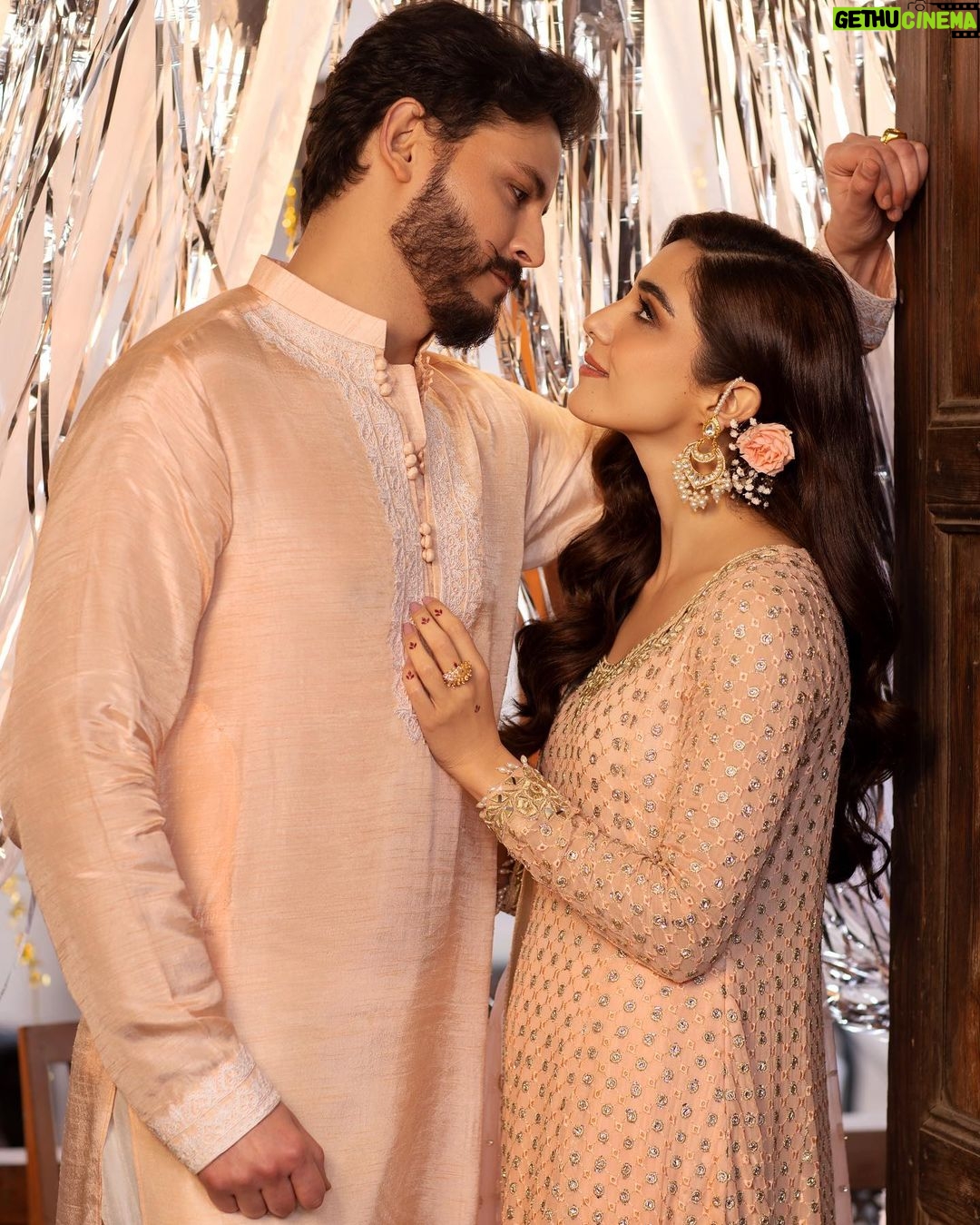 Maya Ali Instagram - اِک ملاقات 🕊️ @mayapretofficial @aclockworkobi @azeemsaniofficial @ayanamir.thestylist @usafahmed @hasnat_makeup_hair @assurejewelry @ahmadshahart #Maya #PretAPorter #MayaPretMan #MayaAli #OsmanKhalidButt #IkMulaqat #FestiveEdit’24 #LaunchingSoon
