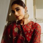 Maya Ali Instagram - My all time favourite brand. Those who know me, know that I love to wear ZSJ @zarashahjahanofficial. I just love their old school charm and their attention to every little detail. I remember I was just in awe of their jewellery pieces which were so beautiful and reminded me of my Amma’s jewellery. It’s so amazing to see their beautiful jewellery pieces, and how they have given a modern touch to them. It was so hard to pick what was my favourite jewellery piece or outfits. Signature Bridals by Zara Shahjahan, FANA is live on their website, what more could a bride ask for? ❤️ Photography: @osamadoger Artdirection: @hashimali @zarashahjahan Stylist: @haajiraahmad Video: @saraiqbal Makeup:@sunilmua Production: @lightroomstudio.prod
