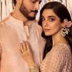 Maya Ali Instagram - Unwritten Love - اِک ملاقات Festive Edit’ 24 @mayapretofficial @aclockworkobi @azeemsaniofficial @muzammilgarewal @usafahmed @ayanamir.thestylist @hasnat_makeup_hair @ahmadshahart @assurejewelry #Maya #PretAPorter #MayaPretMan #MayaAli #OsmanKhalidButt #IkMulaqat #FestiveEdit’24 #LaunchingSoon