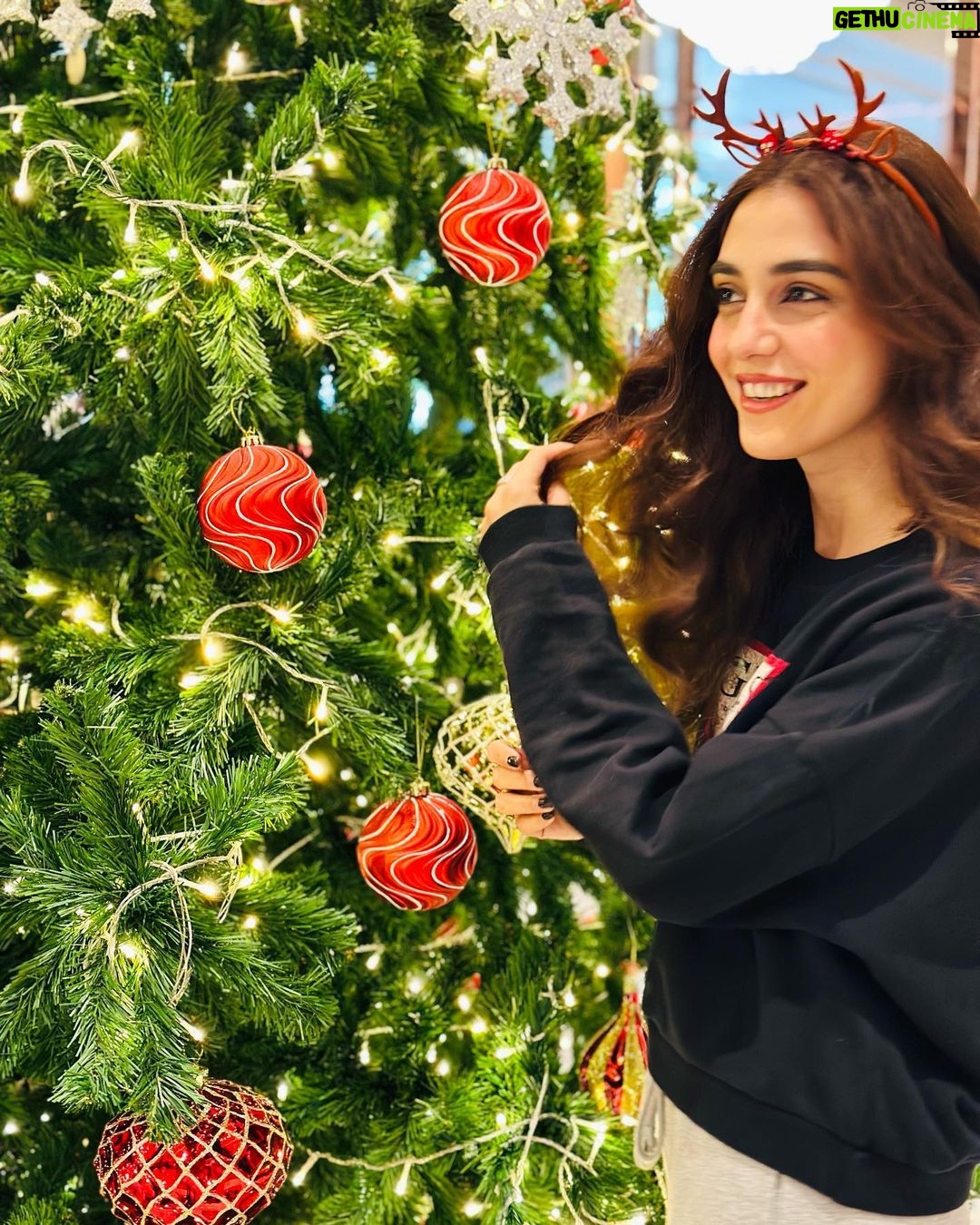 Maya Ali Instagram - 🎄🎉🎉🎄 Bangkok, Thailand