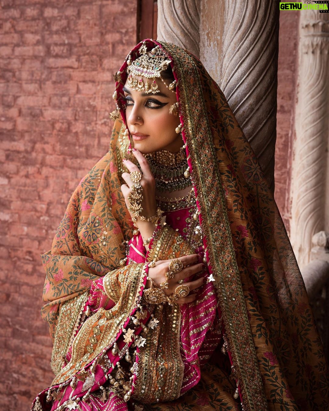 Maya Ali Instagram - Venturing into the majestic realm of Faiz Mahal with @mohsin.naveed.ranjha ‘s Zarlish Volume 4-Unstitched Festive Collection. An impeccable fusion of historical elegance and grandeur, donning this exquisite creation evoked a sense of royal splendour within me. @mohsin.ranjha_dino Photography: @shahbazshaziofficial Jewellery: @allurebymht Styling: @yash645 Hair & Mua: @sunil_mua #mnr #mayaali #mnrdesignstudio #mohsinnaveedranjha #mnrunstiched #talpurdynasty #mnrfestiveunstitched #festiveunstitched23 #mnrlahore #mnrgujranwala #mnrkarachi #mnrusa #abubakarnaveedranjha #zarlishbymohsinnaveedranjha