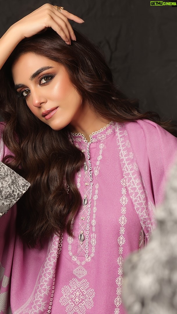 Maya Ali Instagram - Winter fall collection by @alkaramstudio in stores and available online🍂🍂 @haseebsiddiquiphoto @yash645 @hairbyawais @zeeshu_mua @nabila_salon #AlkaramStudio #AlkaramWinterFallUnstitched2023 #AlkaramWoman