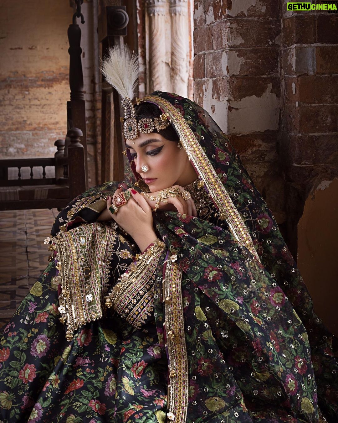 Maya Ali Instagram - Launching tomorrow, 3pm in-stores and 9pm online. A collection that is both empowering and luxurious. This Festive season celebrate with @mohsin.naveed.ranjha’s Zarlish Volume 4- unstitched festive collection @mohsin.ranjha_dino @mohsin.naveed.ranjha @shahbazshaziofficial @sunil_mua @yash645 #mnr #mayaali #mnrdesignstudio #mohsinnaveedranjha #mnrunstiched #talpurdynasty #mnrfestiveunstitched #festiveunstitched23 #mnrlahore #mnrgujranwala #mnrkarachi #mnrusa #abubakarnaveedranjha #zarlishbymohsinnaveedranjha