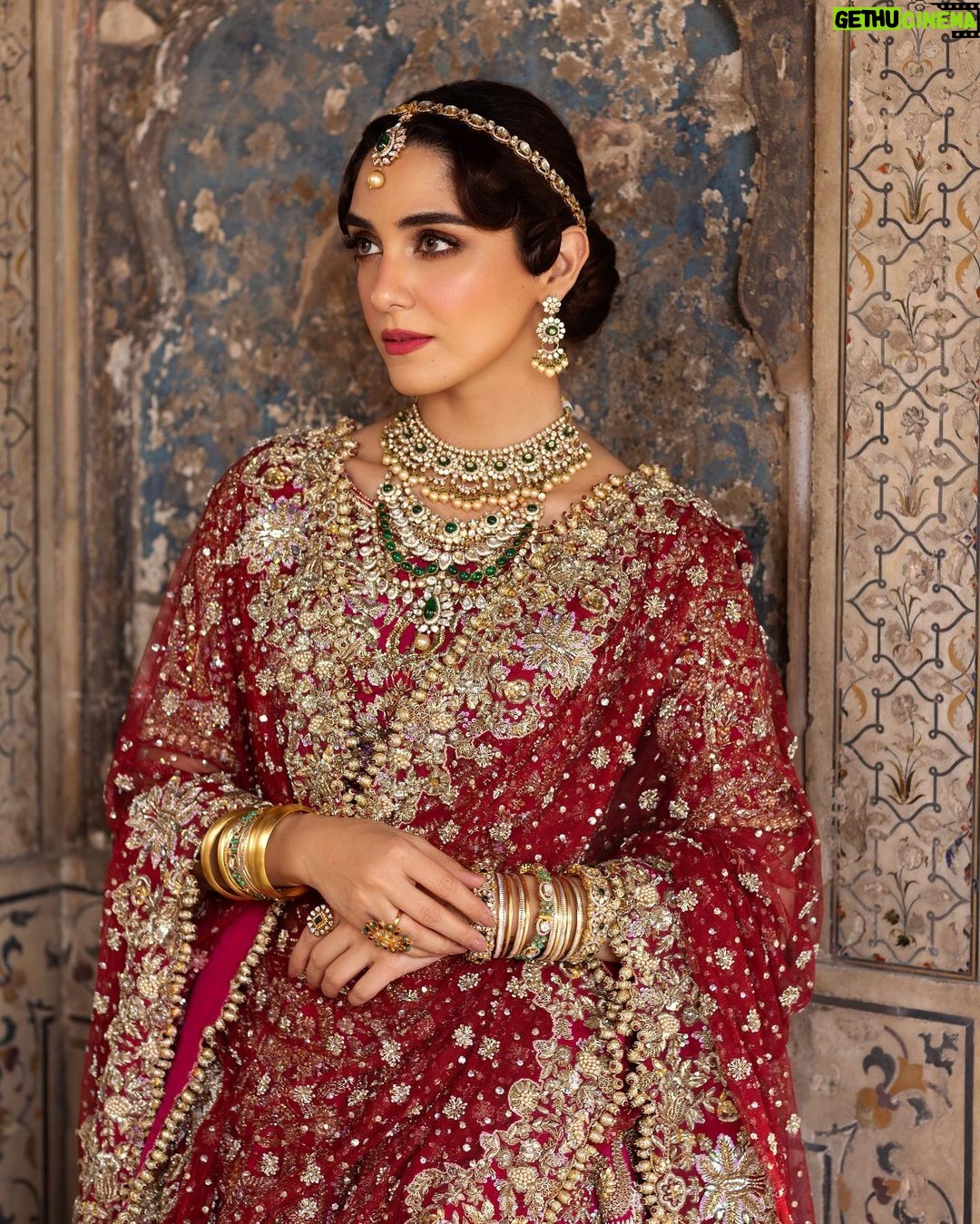 Maya Ali Instagram - One of my favourite shoots with my favourite designer @sararohaleasgharofficial. It was great working with the whole team. Couldn’t post them earlier because of travelling. But they need to be on the feed. 💗 @azeemsaniofficial @ayanamir.thestylist @farhatalijewellers