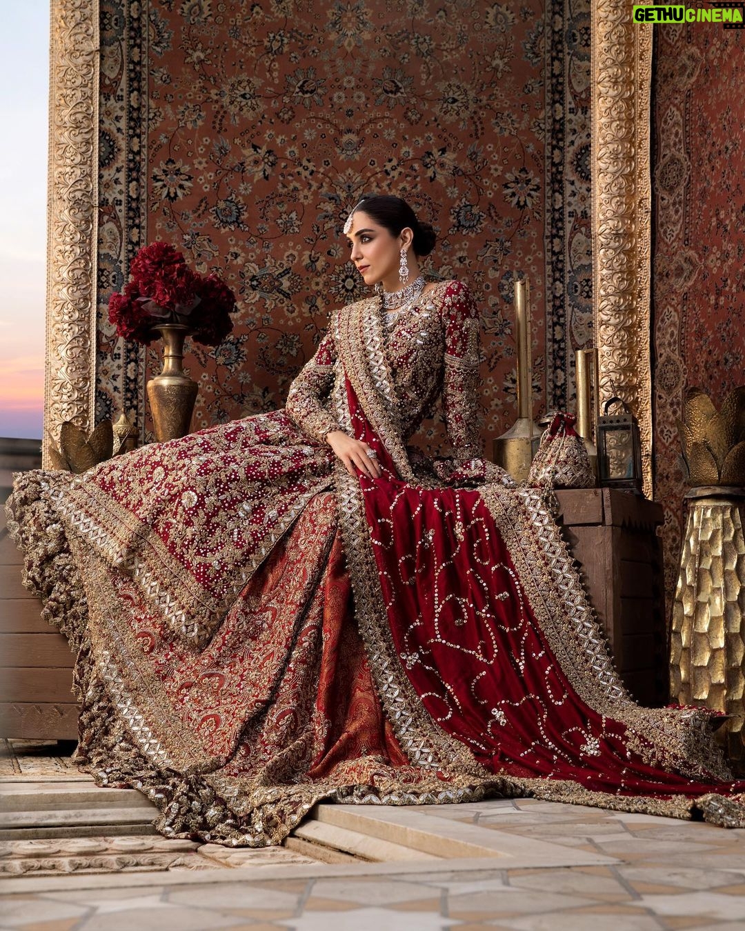 Maya Ali Instagram - One of my favourite shoots with my favourite designer @sararohaleasgharofficial. It was great working with the whole team. Couldn’t post them earlier because of travelling. But they need to be on the feed. 💗 @azeemsaniofficial @ayanamir.thestylist @farhatalijewellers