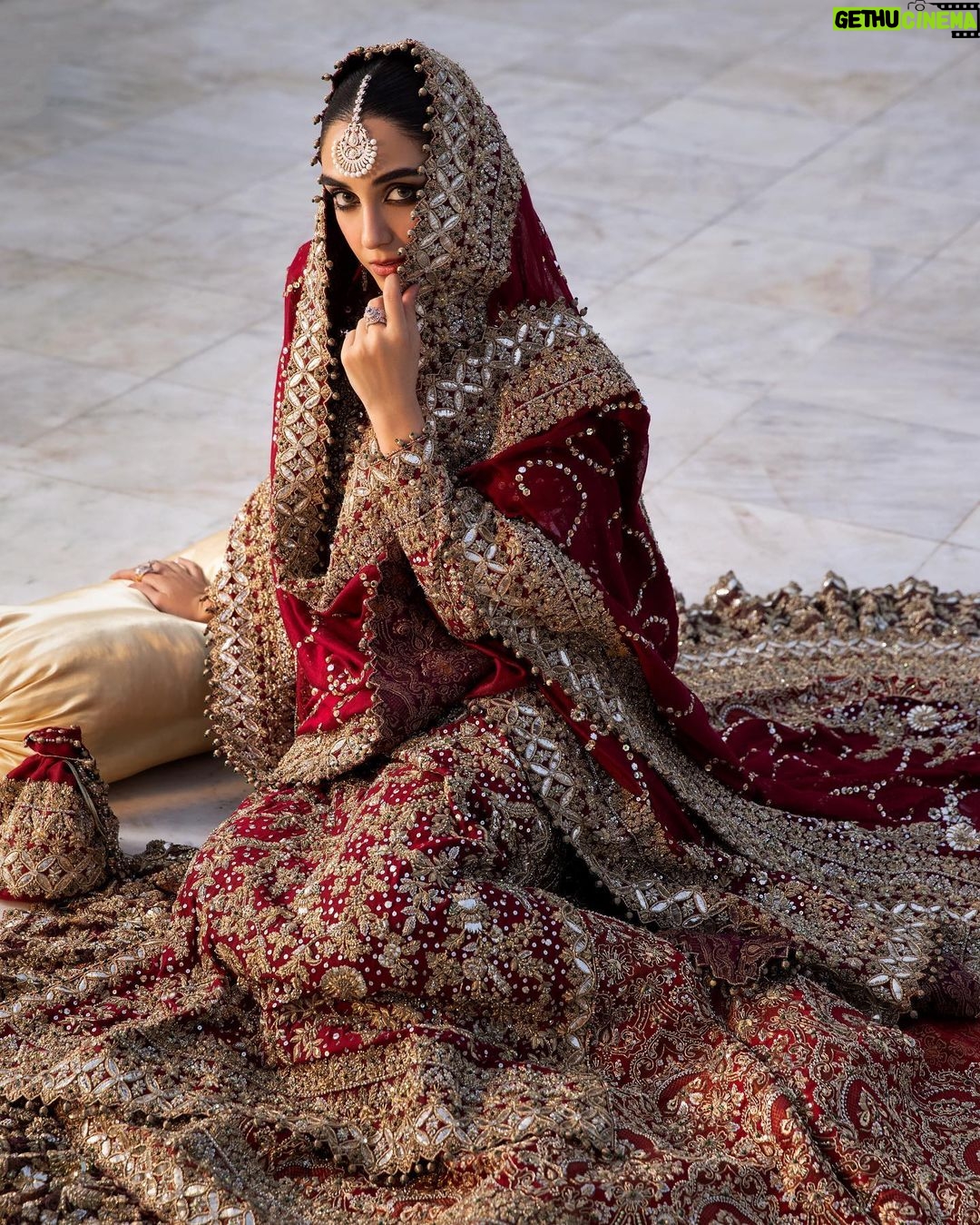 Maya Ali Instagram - One of my favourite shoots with my favourite designer @sararohaleasgharofficial. It was great working with the whole team. Couldn’t post them earlier because of travelling. But they need to be on the feed. 💗 @azeemsaniofficial @ayanamir.thestylist @farhatalijewellers