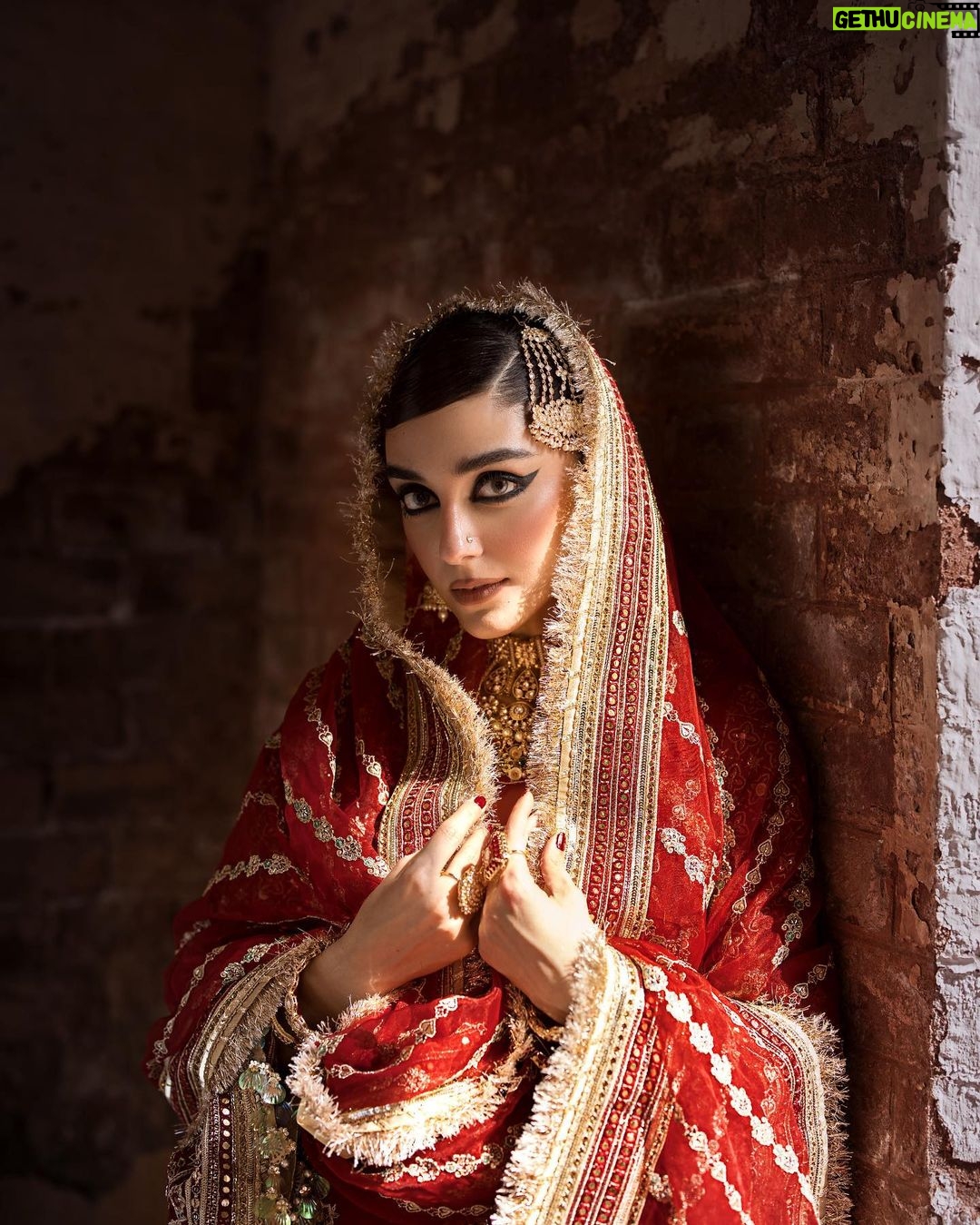 Maya Ali Instagram - 🌹🌹 @mohsin.naveed.ranjha @mohsin.ranjha_dino @shahbazshaziofficial @allurebymht @yash645 @sunil_mua #mnr #mnrdesignstudio #mayaali #mohsinnaveedranjha #festiveunstitched #zarlishbymohsinnaveedranjha #womenempowerment #talpurdynasty