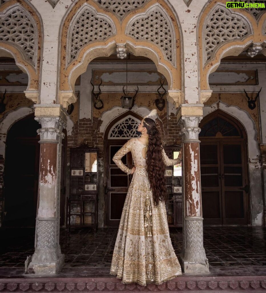 Maya Ali Instagram - Combination of History, grandeur and Empowerment. So Happy to be part of a campaign by @mohsin.naveed.ranjha which is not only about royalty, grandeur and clothes, its also about empowerment as all the proceeds from Mohsin's new collection Zarlish volume 4 is going to Bibi Munazza foundation for the education of Young girls 📖✨ @mohsin.ranjha_dino Photography: @shahbazshaziofficial Jewellery: @allurebymht Styling: @yash645 Hair & Mua: @sunil_mua #mnr #mnrdesignstudio #mohsinnaveedranjha #mayaali #festiveunstitched #zarlishbymohsinnaveedranjha #womenempowerment #talpurdynasty