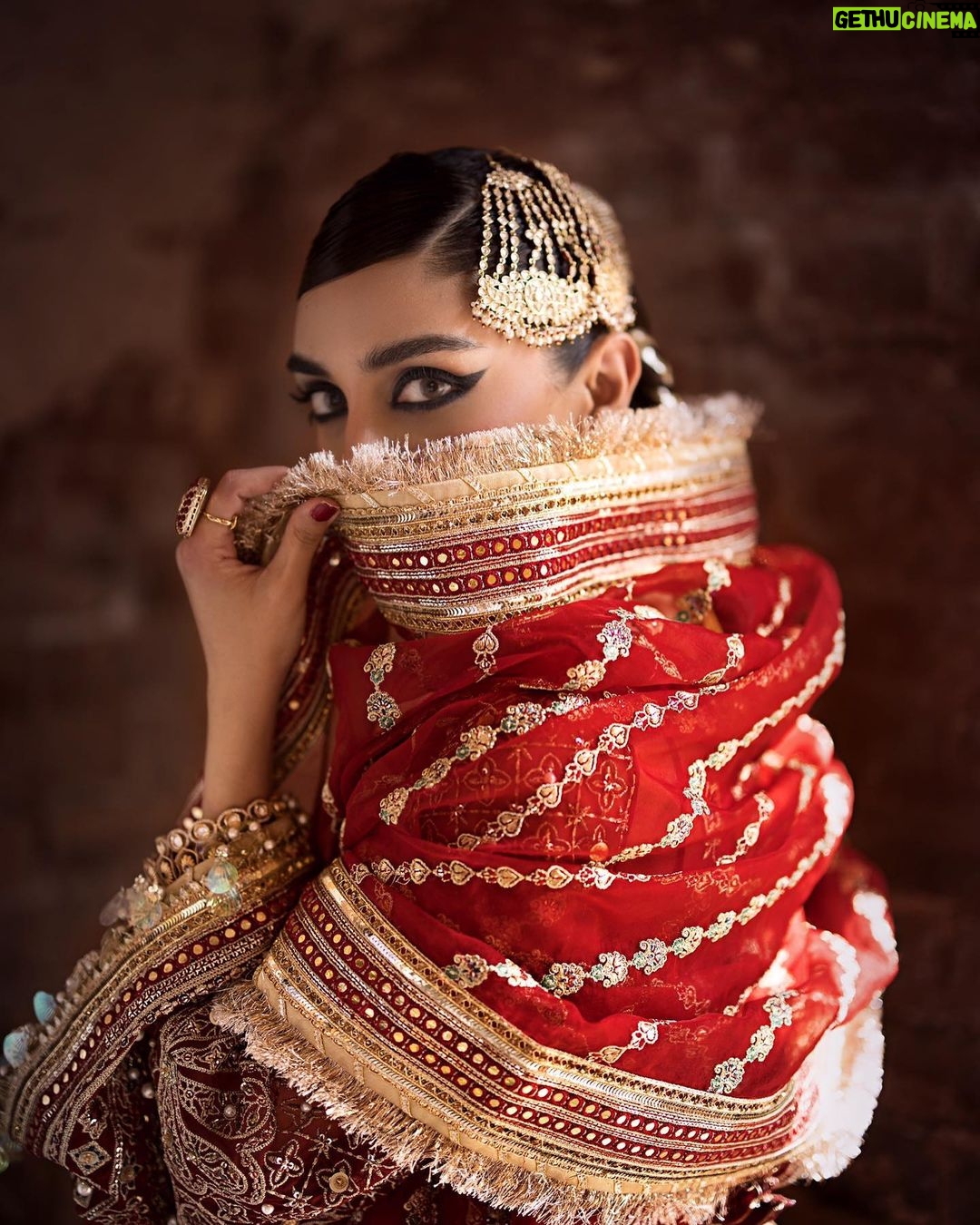 Maya Ali Instagram - Combination of History, grandeur and Empowerment. So Happy to be part of a campaign by @mohsin.naveed.ranjha which is not only about royalty, grandeur and clothes, its also about empowerment as all the proceeds from Mohsin's new collection Zarlish volume 4 is going to Bibi Munazza foundation for the education of Young girls 📖✨ @mohsin.ranjha_dino Photography: @shahbazshaziofficial Jewellery: @allurebymht Styling: @yash645 Hair & Mua: @sunil_mua #mnr #mnrdesignstudio #mohsinnaveedranjha #mayaali #festiveunstitched #zarlishbymohsinnaveedranjha #womenempowerment #talpurdynasty