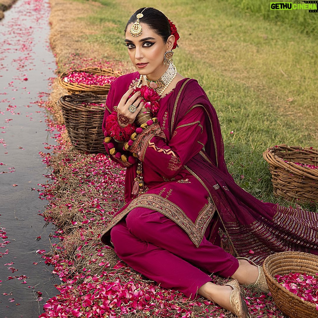 Maya Ali Instagram - RUNG-E-GULAAB - FESTIVE UNSTITCHED Explore them now in-stores and online. @alkaramstudio @sunil_mua @mamoontariq #AlkaramStudio #AlkaramFestiveUnstitched2023 #AlkaramUnstitched #AlkaramWoman #RungegulaabFestiveCollection2023