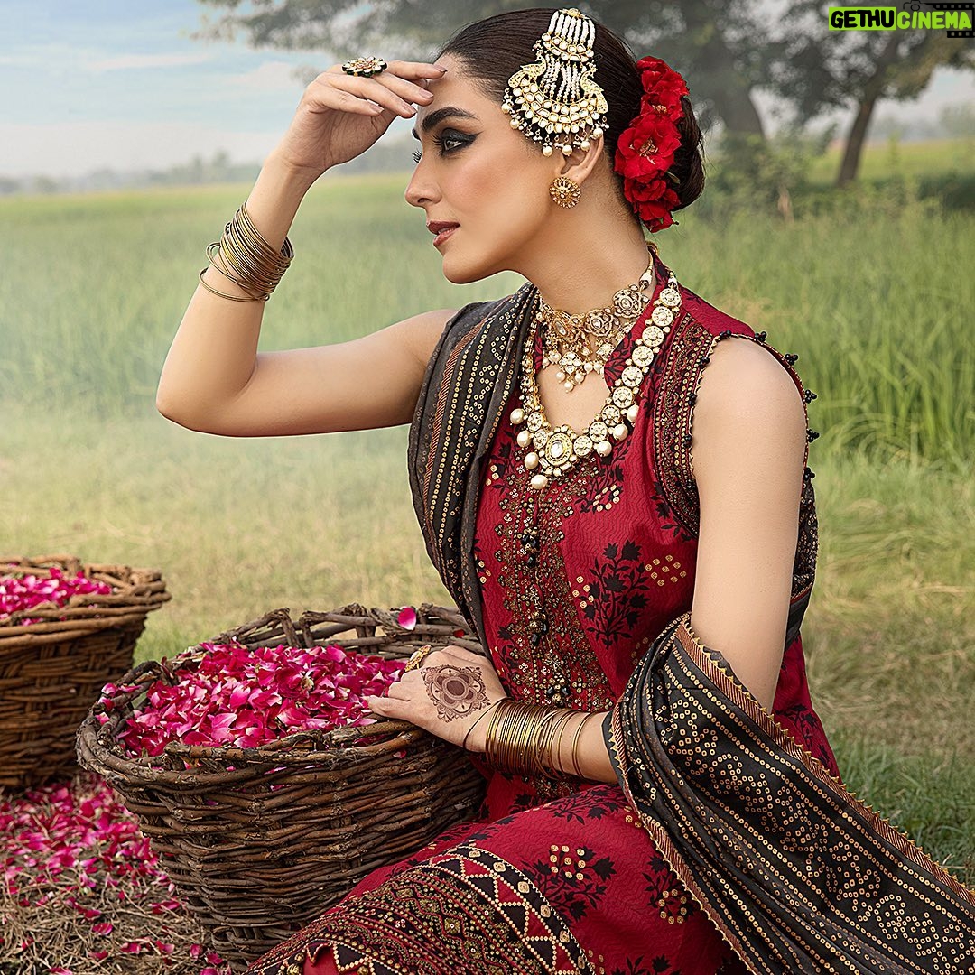 Maya Ali Instagram - RUNG-E-GULAAB - FESTIVE UNSTITCHED Explore them now in-stores and online. @alkaramstudio @sunil_mua @mamoontariq #AlkaramStudio #AlkaramFestiveUnstitched2023 #AlkaramUnstitched #AlkaramWoman #RungegulaabFestiveCollection2023