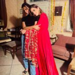 Maya Ali Instagram - From coming soon to the last Episode. What a beautiful journey it was.Thank you all for the love and the constructive Criticism too, we all need it at some point to know what other’s perspective is. I am so glad and blessed that I am a part of this journey and family of YUNHI 🤗. We lived with all these characters for a long time and enjoyed every bit of it. I am glad I have made another family and memories which I’ll be cherishing forever. Thank you Ehtesham bhai for believing in me and Kim and giving a lifetime of advice to become a better version of myself. Thank you Bilal for your patience, and bringing home made food for me when I was away from my home. Also thank you on the behalf of the whole team for looking after everyone’s basics necessities. App ki kya baat hai superstar🌟. Thank you Sir Behroze for your Love and (SHAFQAT) all the time on the set and we still share this bond Alhamdulillah. Thank you Tazeen, maha, meri pyari Tahira appa, sir manzoor, mere Pyarey dost kukki jee, Khaqan, my handsome dad Deepak, Uzma jee, Saad, laiba and the whole cast and each member on the set, everyone gave the utmost respect and love to each other. Special thank you to our special DOP Khizer who made all these frames and brought people alive and made them look beautiful. Thank you to my makeup artist Yashwa who put her soul into Kim. Thank you @humtvpakistanofficial for showing some more beautiful content, I hope this will be life changing for even one person. Yeh tha hamara abb tak ka sath Phir milein ge YUNHi 😊😊