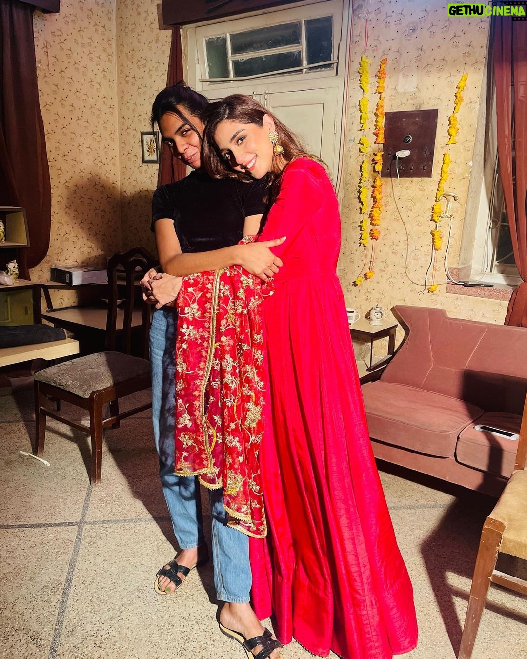 Maya Ali Instagram - From coming soon to the last Episode. What a beautiful journey it was.Thank you all for the love and the constructive Criticism too, we all need it at some point to know what other’s perspective is. I am so glad and blessed that I am a part of this journey and family of YUNHI 🤗. We lived with all these characters for a long time and enjoyed every bit of it. I am glad I have made another family and memories which I’ll be cherishing forever. Thank you Ehtesham bhai for believing in me and Kim and giving a lifetime of advice to become a better version of myself. Thank you Bilal for your patience, and bringing home made food for me when I was away from my home. Also thank you on the behalf of the whole team for looking after everyone’s basics necessities. App ki kya baat hai superstar🌟. Thank you Sir Behroze for your Love and (SHAFQAT) all the time on the set and we still share this bond Alhamdulillah. Thank you Tazeen, maha, meri pyari Tahira appa, sir manzoor, mere Pyarey dost kukki jee, Khaqan, my handsome dad Deepak, Uzma jee, Saad, laiba and the whole cast and each member on the set, everyone gave the utmost respect and love to each other. Special thank you to our special DOP Khizer who made all these frames and brought people alive and made them look beautiful. Thank you to my makeup artist Yashwa who put her soul into Kim. Thank you @humtvpakistanofficial for showing some more beautiful content, I hope this will be life changing for even one person. Yeh tha hamara abb tak ka sath Phir milein ge YUNHi 😊😊