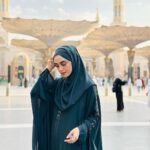 Maya Ali Instagram - Alhamdulillah 😇 Couldn’t ask for anything more. HE says ask me and I’ll bless you. I so wanted to celebrate Eid milad ul Nabi in Madina and we made it🙏🏻. It was such a beautiful experience. Iffi @afnan_q420 my love you’re so lucky that you got a chance to celebrate your birthday here on 12 rabi ul awal. I wish and pray that ALLAH listens to all your duas and accepts your umrah Ameen. Happy birthday love. 😊🎂 Masjid Nabawi, Madinah Al-Munawwarah