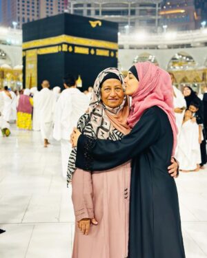 Maya Ali Instagram - Alhamdulillah for all HIS blessings 😇

We all were planning to perform umrah together for so long and finally ALLAH has answered all our prayers. May ALLAH give everyone a chance to visit this Holy place Ameen 🕋

@noshaafnan @afnan_q420 ✨