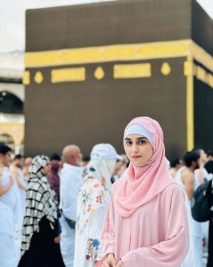 Maya Ali Instagram - Alhamdulillah for all HIS blessings 😇

We all were planning to perform umrah together for so long and finally ALLAH has answered all our prayers. May ALLAH give everyone a chance to visit this Holy place Ameen 🕋

@noshaafnan @afnan_q420 ✨