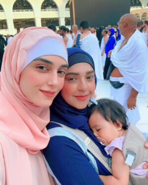 Maya Ali Instagram - Alhamdulillah for all HIS blessings 😇

We all were planning to perform umrah together for so long and finally ALLAH has answered all our prayers. May ALLAH give everyone a chance to visit this Holy place Ameen 🕋

@noshaafnan @afnan_q420 ✨