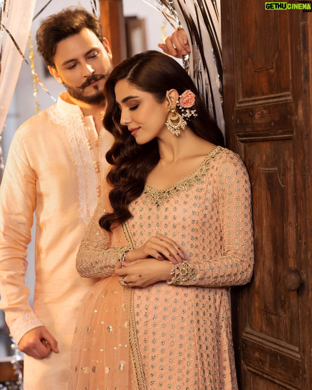Maya Ali Instagram - اِک ملاقات 🕊️ @mayapretofficial @aclockworkobi @azeemsaniofficial @ayanamir.thestylist @usafahmed @hasnat_makeup_hair @assurejewelry @ahmadshahart #Maya #PretAPorter #MayaPretMan #MayaAli #OsmanKhalidButt #IkMulaqat #FestiveEdit’24 #LaunchingSoon