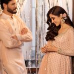 Maya Ali Instagram - اِک ملاقات 🕊️ @mayapretofficial @aclockworkobi @azeemsaniofficial @ayanamir.thestylist @usafahmed @hasnat_makeup_hair @assurejewelry @ahmadshahart #Maya #PretAPorter #MayaPretMan #MayaAli #OsmanKhalidButt #IkMulaqat #FestiveEdit’24 #LaunchingSoon