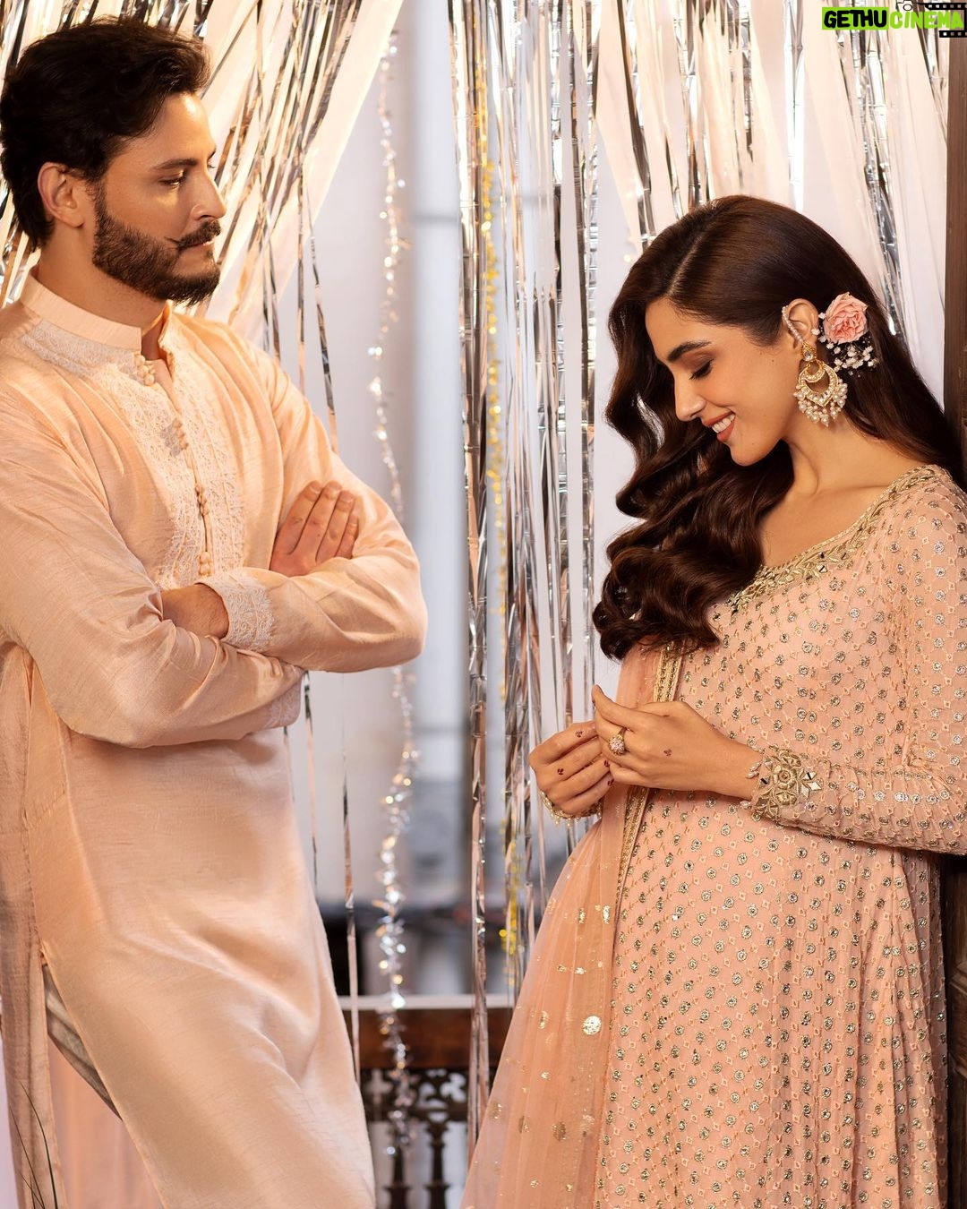 Maya Ali Instagram - اِک ملاقات 🕊️ @mayapretofficial @aclockworkobi @azeemsaniofficial @ayanamir.thestylist @usafahmed @hasnat_makeup_hair @assurejewelry @ahmadshahart #Maya #PretAPorter #MayaPretMan #MayaAli #OsmanKhalidButt #IkMulaqat #FestiveEdit’24 #LaunchingSoon