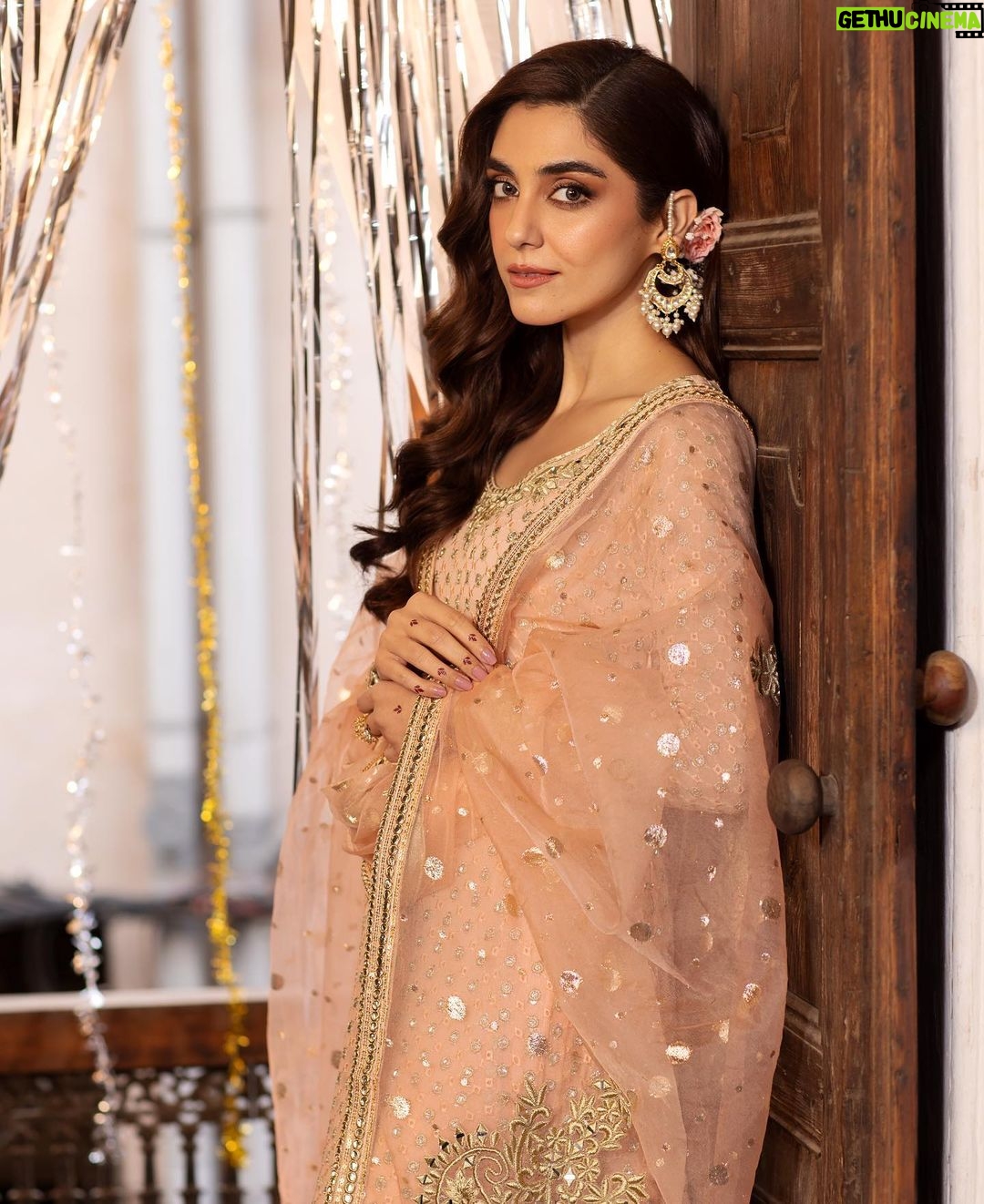 Maya Ali Instagram - Ik Mulaqat… 🕊️🕊️ @mayapretofficial @azeemsaniofficial @usafahmed @ayanamir.thestylist @assurejewelry @ahmadshahart #Maya #PretAPorter #MayaAli #IkMulaqat #Fariha #FestiveEdit 24 #LaunchingSoon