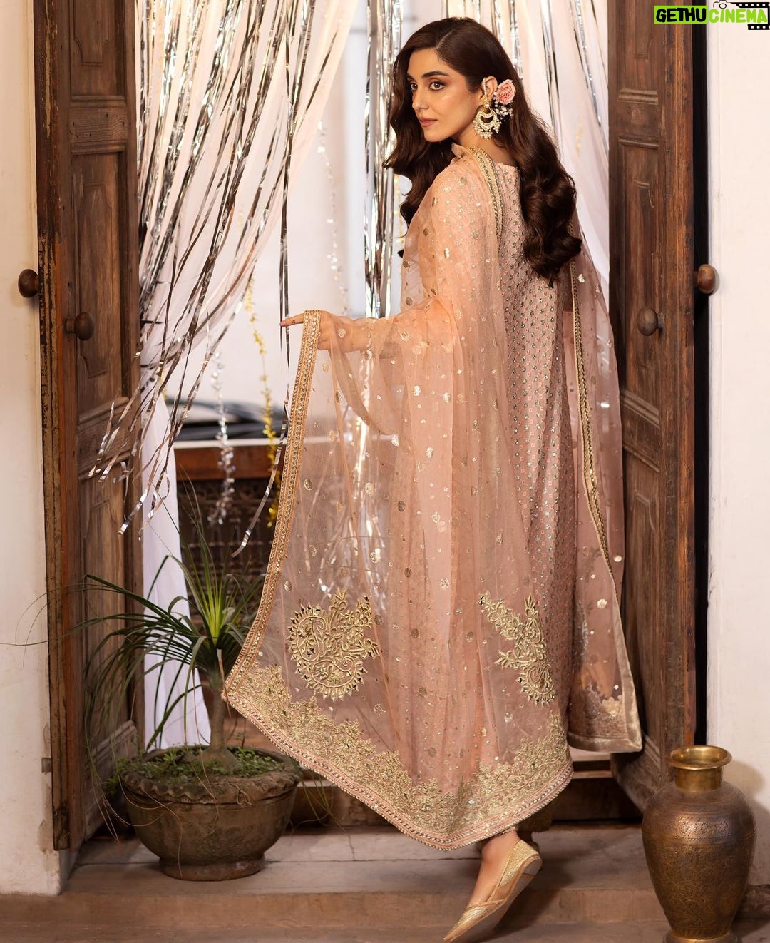 Maya Ali Instagram - Ik Mulaqat… 🕊️🕊️ @mayapretofficial @azeemsaniofficial @usafahmed @ayanamir.thestylist @assurejewelry @ahmadshahart #Maya #PretAPorter #MayaAli #IkMulaqat #Fariha #FestiveEdit 24 #LaunchingSoon