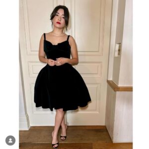 Maya Erskine Instagram - I’m so sorry for clogging the feed. Almost done I promise. Unfollow if you must. 
🖤🖤NEW YORK PREMIERE @smithsonprime 🖤🖤
Dress: vintage @viviennewestwood 
Makeup: @gitabass 
Hair: @cnaselli 
Styling: @thegriceisright