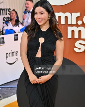 Maya Erskine Instagram - LONDON 🖤 PREMIERE 🖤 with my best buds @smithsonprime 
Dress: @schiaparelli 
Makeup: @babskymakeup 
Hair: @earlsimms2 
Styling: @thegriceisright.