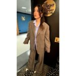 Maya Erskine Instagram – Some press looks for @smithsonprime 👔🍪🍅
@fallontonight : suit @acnestudios shoes @byfar_official 
Makeup: @gitabass 
Hair: @cnaselli 
Styling: @thegriceisright 

For @todayshow outfit @khaite_ny 
Makeup: @gitabass 
Hair: @cnaselli 
Styling: @thegriceisright 

For press junket in la @sandyliang @manoloblahnik 
Makeup: @fionastiles 
Hair: @anhcotran 
Styling: @thegriceisright