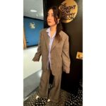 Maya Erskine Instagram - Some press looks for @smithsonprime 👔🍪🍅 @fallontonight : suit @acnestudios shoes @byfar_official Makeup: @gitabass Hair: @cnaselli Styling: @thegriceisright For @todayshow outfit @khaite_ny Makeup: @gitabass Hair: @cnaselli Styling: @thegriceisright For press junket in la @sandyliang @manoloblahnik Makeup: @fionastiles Hair: @anhcotran Styling: @thegriceisright