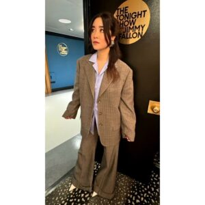 Maya Erskine Instagram - Some press looks for @smithsonprime 👔🍪🍅
@fallontonight : suit @acnestudios shoes @byfar_official 
Makeup: @gitabass 
Hair: @cnaselli 
Styling: @thegriceisright 

For @todayshow outfit @khaite_ny 
Makeup: @gitabass 
Hair: @cnaselli 
Styling: @thegriceisright 

For press junket in la @sandyliang @manoloblahnik 
Makeup: @fionastiles 
Hair: @anhcotran 
Styling: @thegriceisright