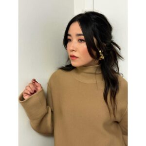 Maya Erskine Instagram - Some press looks for @smithsonprime 👔🍪🍅
@fallontonight : suit @acnestudios shoes @byfar_official 
Makeup: @gitabass 
Hair: @cnaselli 
Styling: @thegriceisright 

For @todayshow outfit @khaite_ny 
Makeup: @gitabass 
Hair: @cnaselli 
Styling: @thegriceisright 

For press junket in la @sandyliang @manoloblahnik 
Makeup: @fionastiles 
Hair: @anhcotran 
Styling: @thegriceisright
