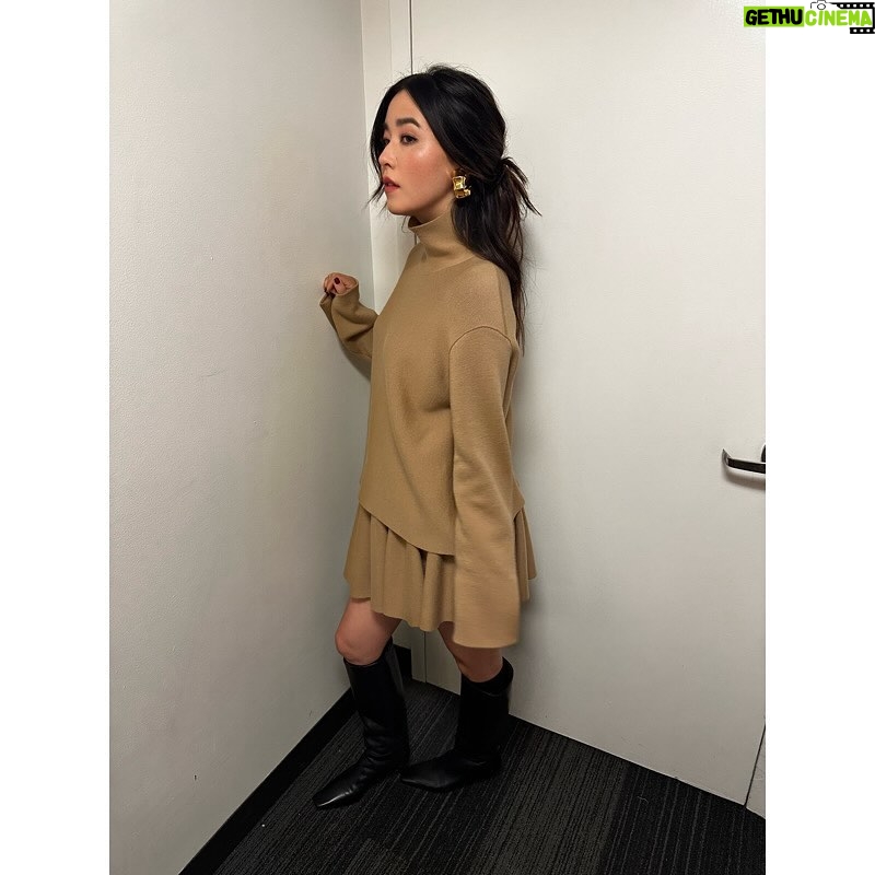 Maya Erskine Instagram - Some press looks for @smithsonprime 👔🍪🍅 @fallontonight : suit @acnestudios shoes @byfar_official Makeup: @gitabass Hair: @cnaselli Styling: @thegriceisright For @todayshow outfit @khaite_ny Makeup: @gitabass Hair: @cnaselli Styling: @thegriceisright For press junket in la @sandyliang @manoloblahnik Makeup: @fionastiles Hair: @anhcotran Styling: @thegriceisright