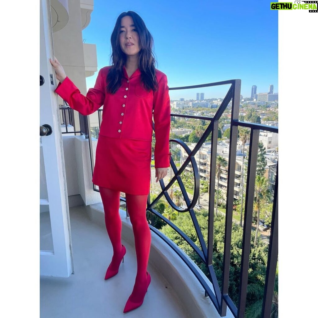 Maya Erskine Instagram - Some press looks for @smithsonprime 👔🍪🍅 @fallontonight : suit @acnestudios shoes @byfar_official Makeup: @gitabass Hair: @cnaselli Styling: @thegriceisright For @todayshow outfit @khaite_ny Makeup: @gitabass Hair: @cnaselli Styling: @thegriceisright For press junket in la @sandyliang @manoloblahnik Makeup: @fionastiles Hair: @anhcotran Styling: @thegriceisright