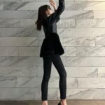 Mayu Sugieda Instagram - ☺︎ 3枚目の写真は、おまけで載せておきます🫨🤭💓🌪️(笑) 最近、一気に夜が寒くなってきましたね… お昼から現場の時など、お洋服すごく悩みます。。 そろそろファーを着たいなと思って @threefourtime_official のジャケットを早速！ とっても軽くて、可愛いんです🏃‍♀️ その他のお洋服やアイテム達も タグ付けしてみましたよーーーっ☺️📣 ・ お肌＆眉は、変わらず💐 @une_fleur_eyebrow にて skin @une_fleur_natsune さん eyebrow @une_fleur_yurika さん お二人にお世話になっています！！ 大切な撮影もありましたが 実際の状態も！さらに気分も！上がるくらい🔥 調子良く過ごせていて、感謝です🥹🫶 ・ そして スキンケアブランドSMOREのアイテムも大活躍中✨ 「Less is more. (少ないほど美しく) 」という発想に惹かれて リニューアルしてから、初めて使わせていただいたのですが 正直、代表cocoさんの熱い思いがすご過ぎて…！！！ (そんなcocoさんが好き。もっと直接話してみたい🙊笑) その思いと比例するように、一つひとつに良さが詰まっていて🍀 まずはお肌のいらないものを“捨てる”大切さを実感しています💆‍♀️ 早めのケアを大切に、歳を重ねる毎に美肌を目指したい。 ・ #ファッション #ブラックコーデ #オールブラック #コーデ #レディースファッション #綺麗めコーデ #fashion #ootd #outfit #Japanese #sunglasses #skincare #skin #cleansing #white #care #thankyou #threefourtime #スリーフォータイム #洋服 #PR