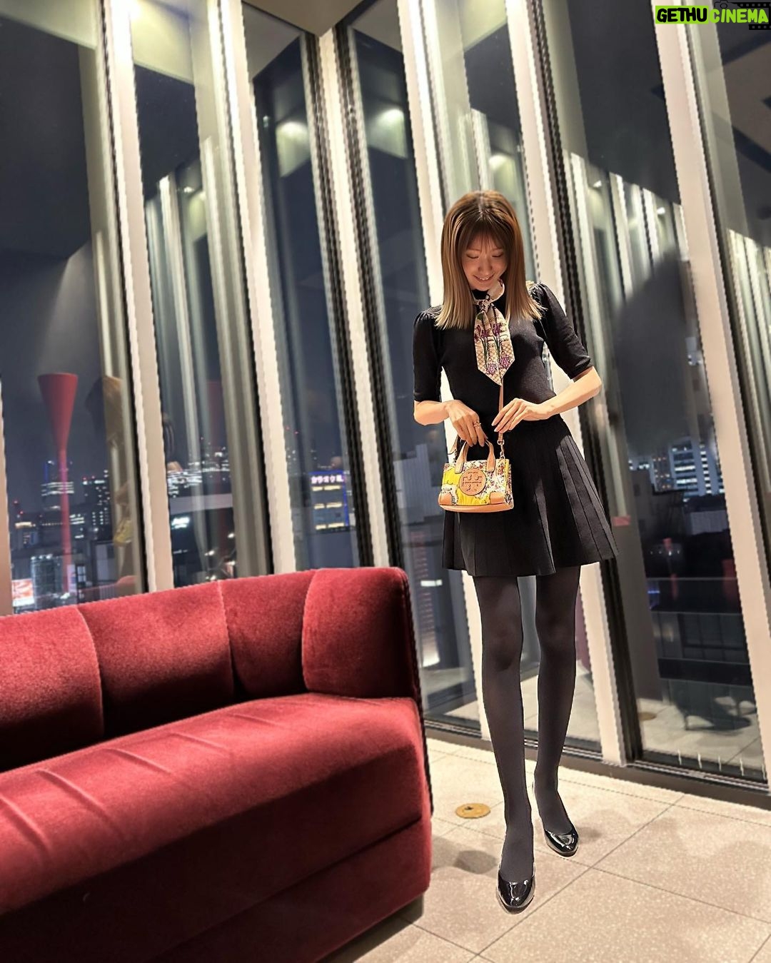 Mayu Sugieda Instagram - ☺︎ 写真を振り返ってみると… 東京タワーが映り込んでいる! 何度見ても、とても綺麗で大好き🗼💕 黒を着たい!気分だった日😉 小物達の柄も好みなものばかり。 友達と晩御飯を食べ終わった後に… 張り切って、わざわざパンケーキを食べに行ったのは そういう日もある🫢ということで🥞(笑) #東京タワー #ootd #outfit #ファッション #私服 #黒 #柄 #小物 #女子会 #晩御飯 #パンケーキ #関西弁 #笑 Tokyo Japan